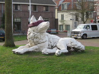 840604 Afbeelding van het keramieken beeldhouwwerk 'De Wolvin en de eik' van Suzanne Willems uit 2001, op het ...